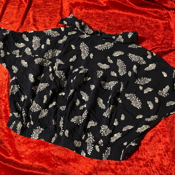 Urban Outfitters collared cropped button up - Picture 2 of 3